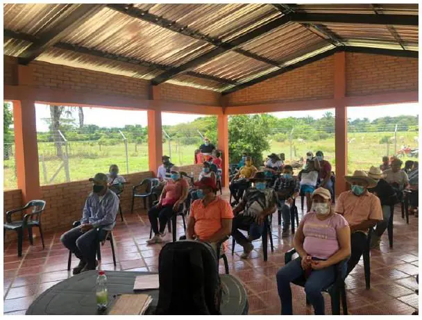 Reunión de la comunidad en zona rural