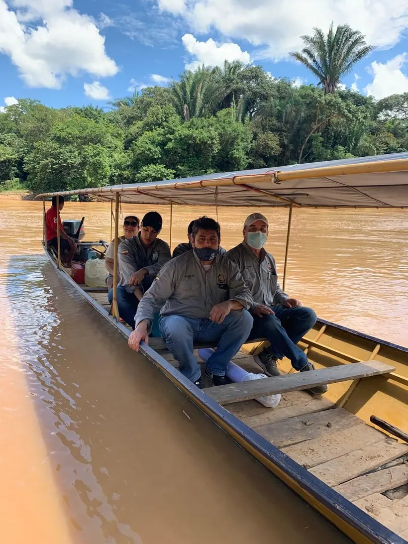 Equipo de PBCM navegando el río hacia una comunidad